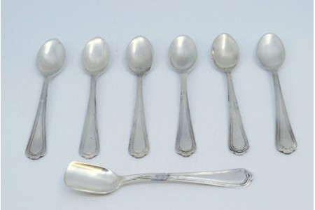  Conjunto de seis colheres de café em prata e pá de açúcar com frisos ao longo dos cabos.